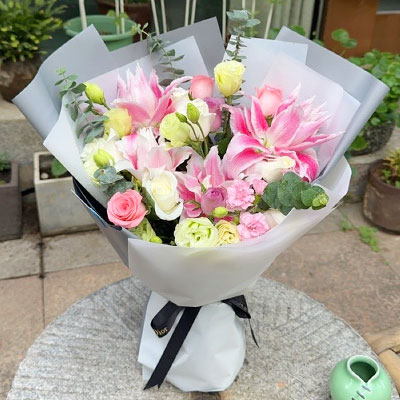 锦州9朵玫瑰混搭百合，爱恋纯真无邪